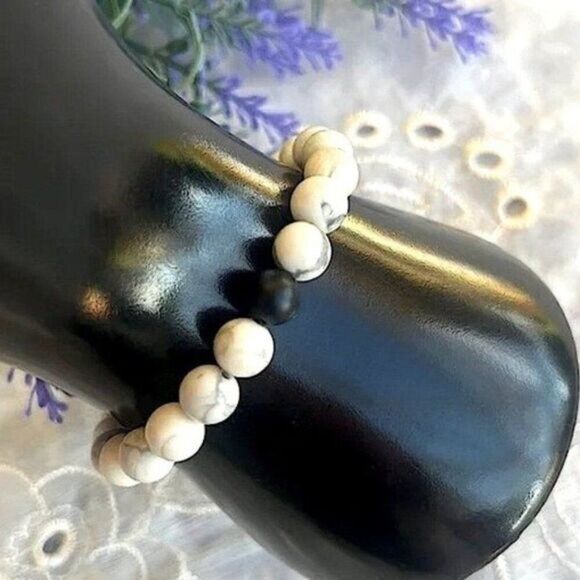 Vintage Jewelry - Natural Creamy White Howlite & Black Onyx Stretch Bracelet